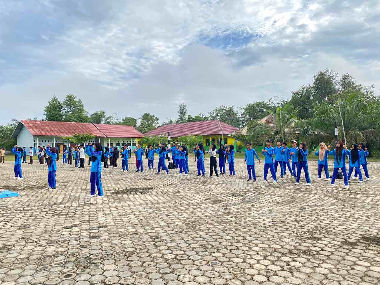 â€˜Jaga Kesehatan Tubuh, MAN 3 Batang Hari Gelar Senam Bersamaâ€™