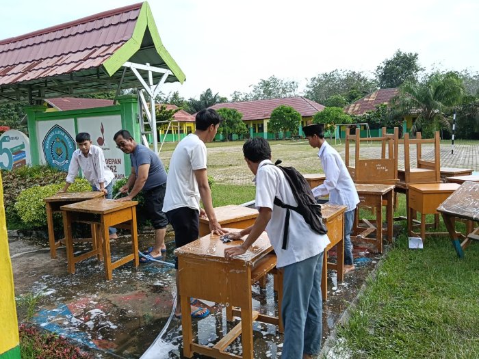 Gerakan Empati Di Mulai dari Pimpinan, Kepala Madrasah Cuci Bangku Demi Lingkungan Bersih