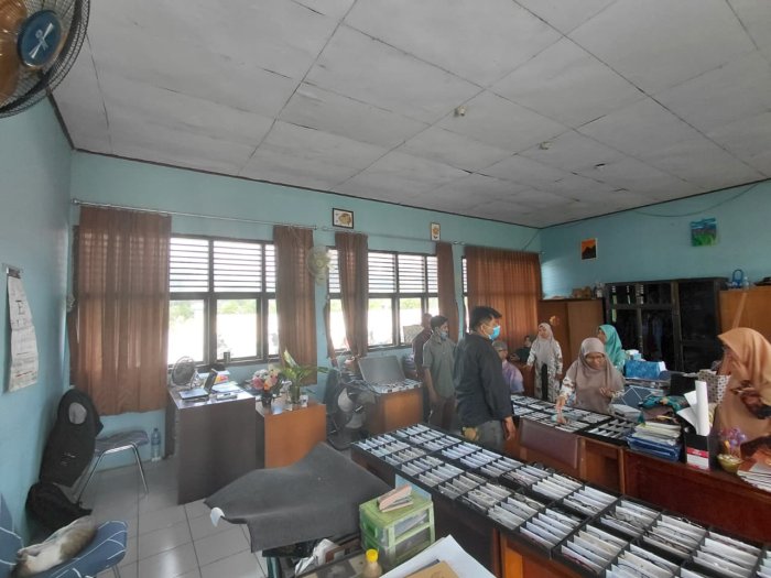 Guru dan Pegawai MAN 3 Batang Hari Manfaatkan Layanan Pemeriksaan Mata Dari Prima Optical Padang