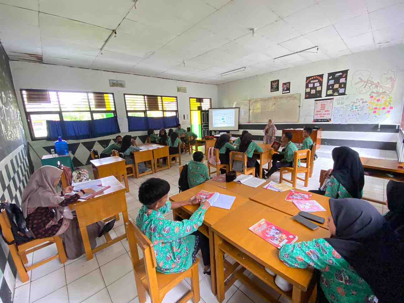 â€˜Supervisi Pembelajaran pada Guru Bahasa Inggris MAN 3 Batang Hariâ€™