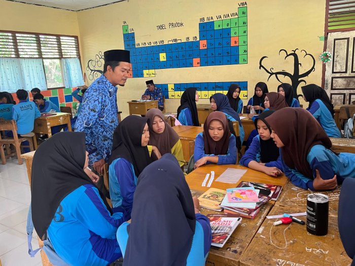 Kepala MAN 3 Batang Hari Lakukan Supervisi Guru Al-Quran Hadis Bahas Kutubut Tisah: Kitab Shahih Bukhari