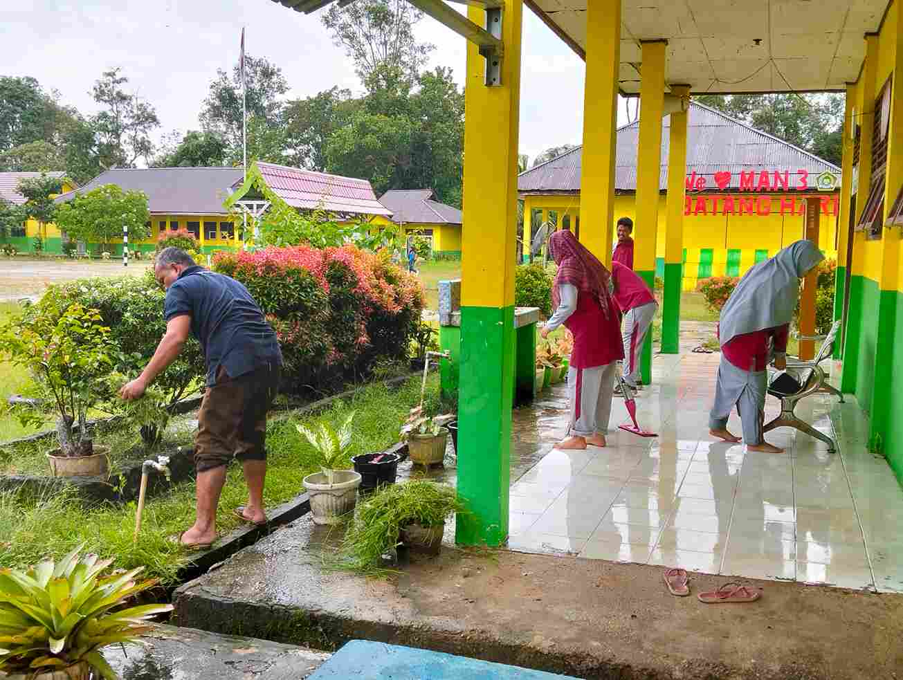 Jumat Bersih Upaya Ciptakan Lingkungan Kerja yang Nyaman dan Sehat