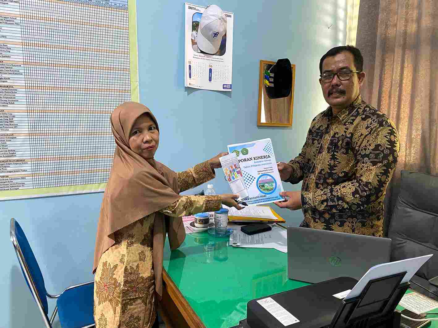 'Wujud Pertanggungjawaban Kerja : Pendidik dan Tenaga Kependidikan MAN 3 Batang Hari Serahkan Laporan Kinerja Semester Genap Tahun Ajaran 2023/2024'