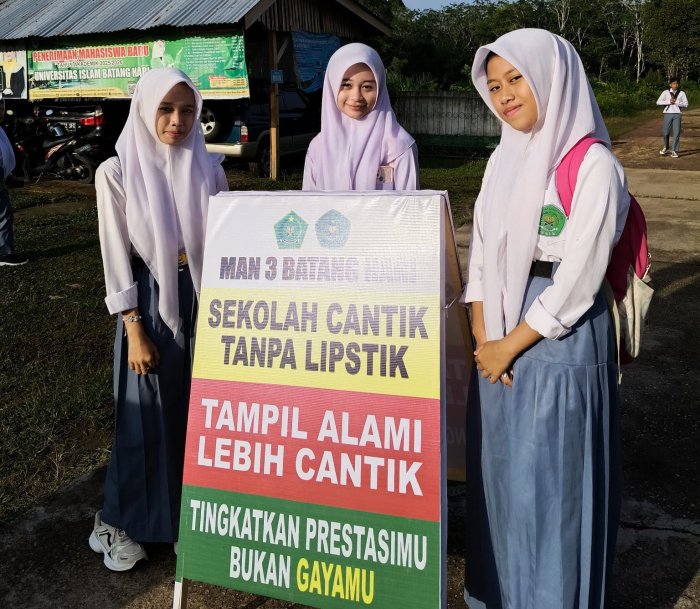 Ingatkan Dengan Cara Bijak:Sekolah Cantik Tanpa Lipstik,Tampil Alami Lebih Cantik,Tingkatkan Prestasimu Bukan Gayamu