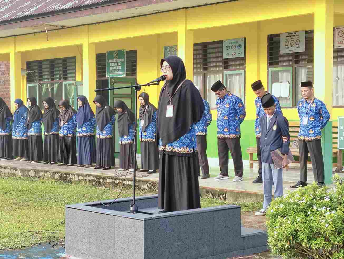 Pembina Upacara : Filosofi Pembelajaran Hidup dari Seekor Lebah