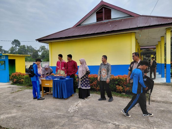 Guru MAN 3 Batang Hari Perkuat Budaya Disiplin melalui Penegakan Tata Tertib Siswa