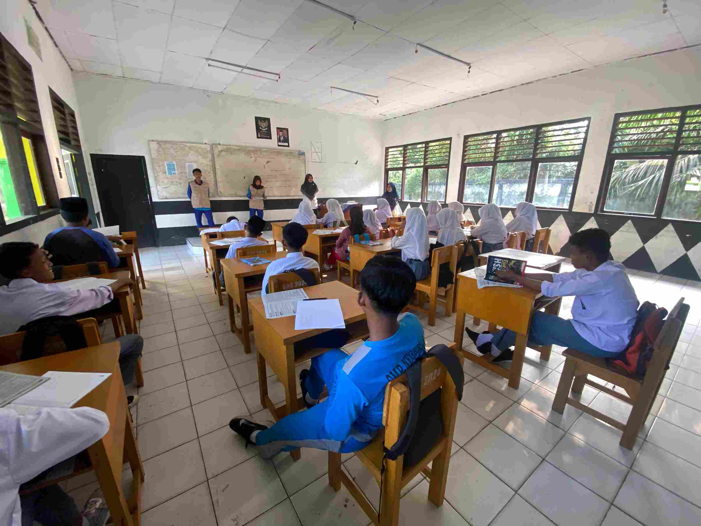 'Cegah Penyalahgunaan Narkoba, Dua Penggiat Anti Narkoba MAN 3 Batang Hari Lakukan Sosialisasi dan Edukasi'