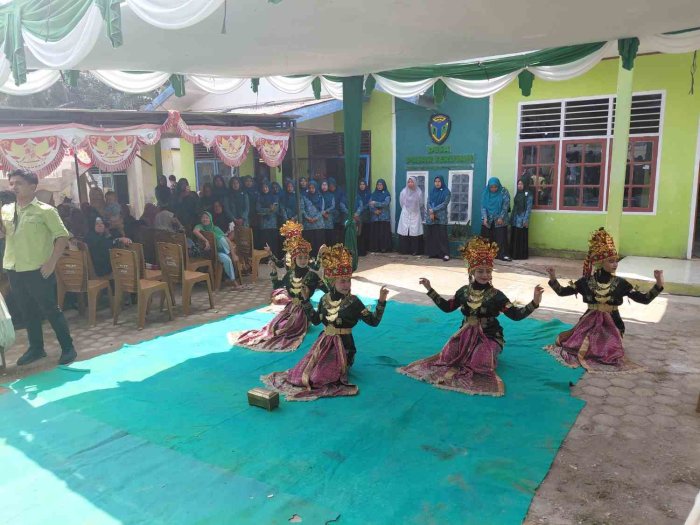 Azzukhruf Memukau Ibu Gubernur Jambi di Pasar Terusan Azzukhruf Memukau Ibu Gubernur Jambi di Pasar Terusan