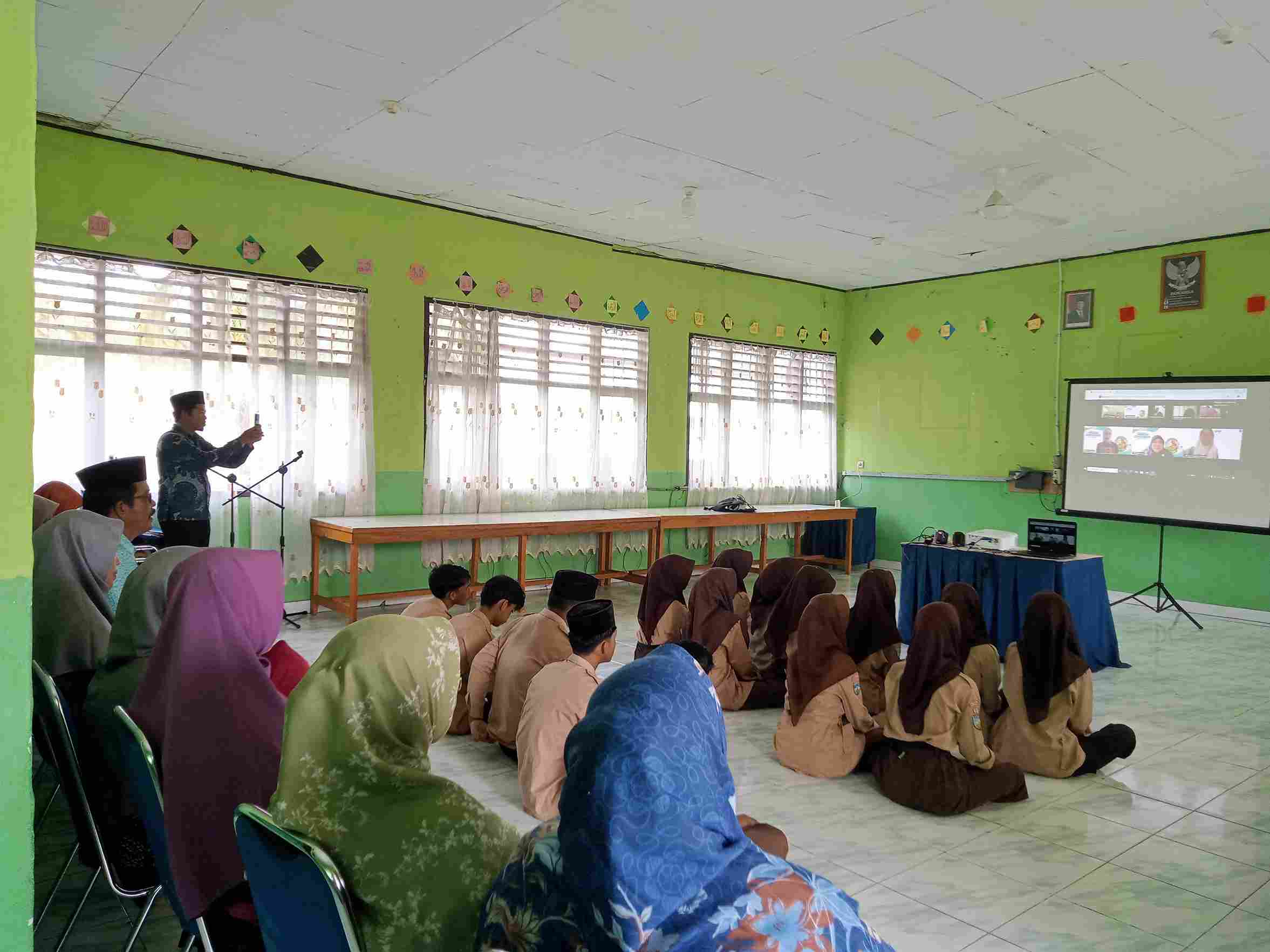 Peringati Hari Gizi Nasional, MAN 3 Batang Hari Ikuti Webinar Kesehatan Secara Daring Peringati Hari Gizi Nasional, MAN 3 Batang Hari Ikuti Webinar Kesehatan Secara Daring