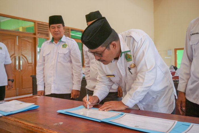 Di Saksikan Kepala Kemenag, Kepala MAN 3 Batang Hari Tandatangani Pakta Integritas