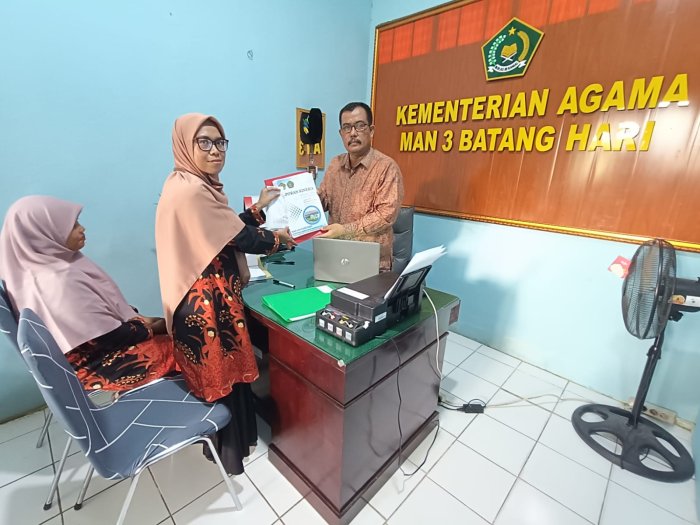 Kepala MAN 3 Batang Apresiasi Guru dan Pegawai yang Menyerahkan Laporan Kinerja Tepat Waktu