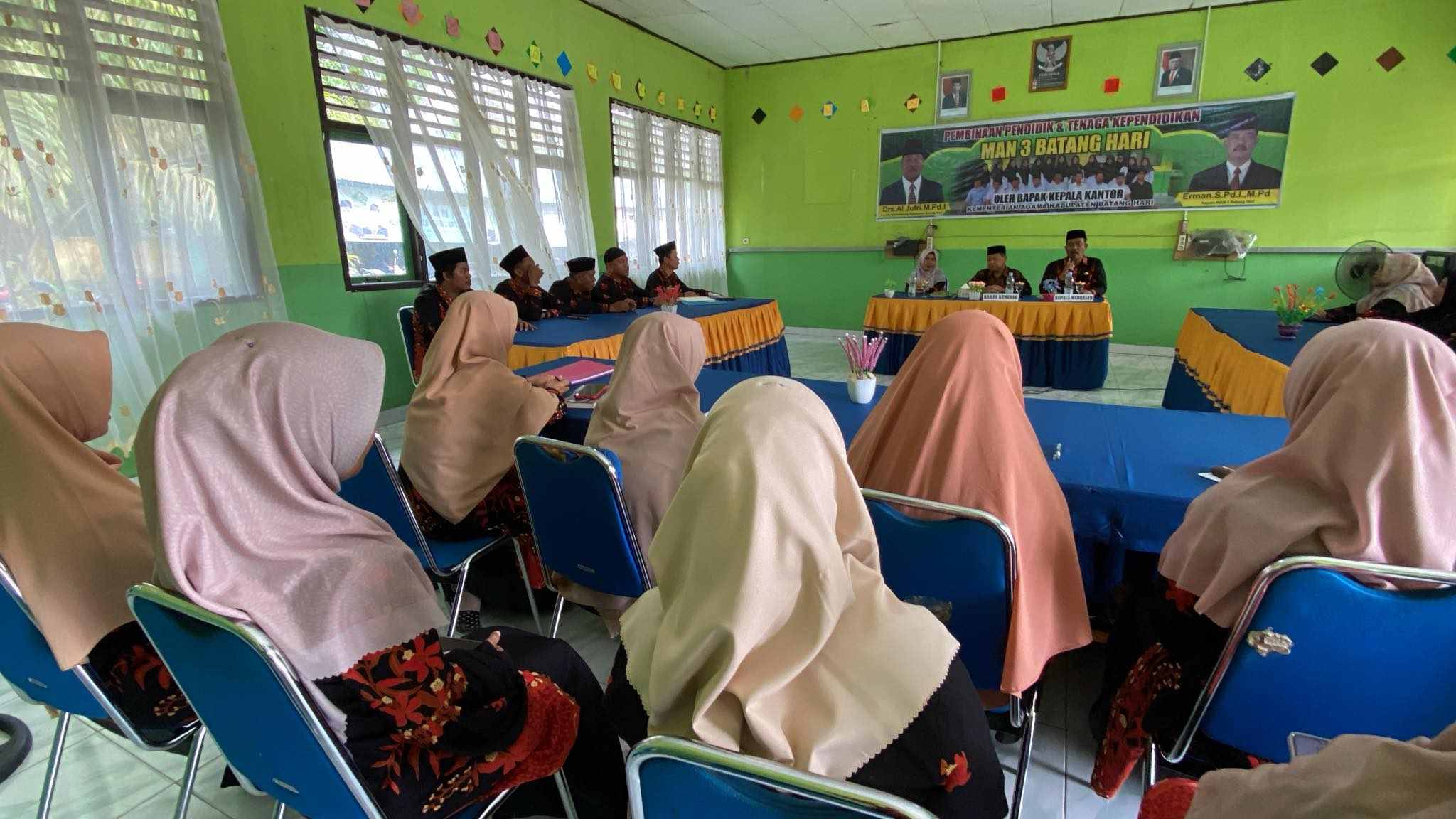 'Pembinaan Pendidik dan Tenaga Kependidikan MAN 3 Oleh KaKan Kemenag Kabupaten Batang Hari'