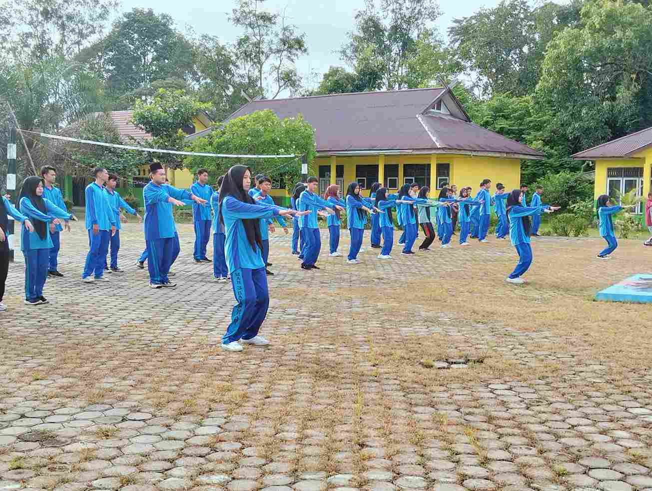 Terapkan Pola Hidup Sehat, MAN 3 Batang Hari Rutin Gelar Senam Bersama