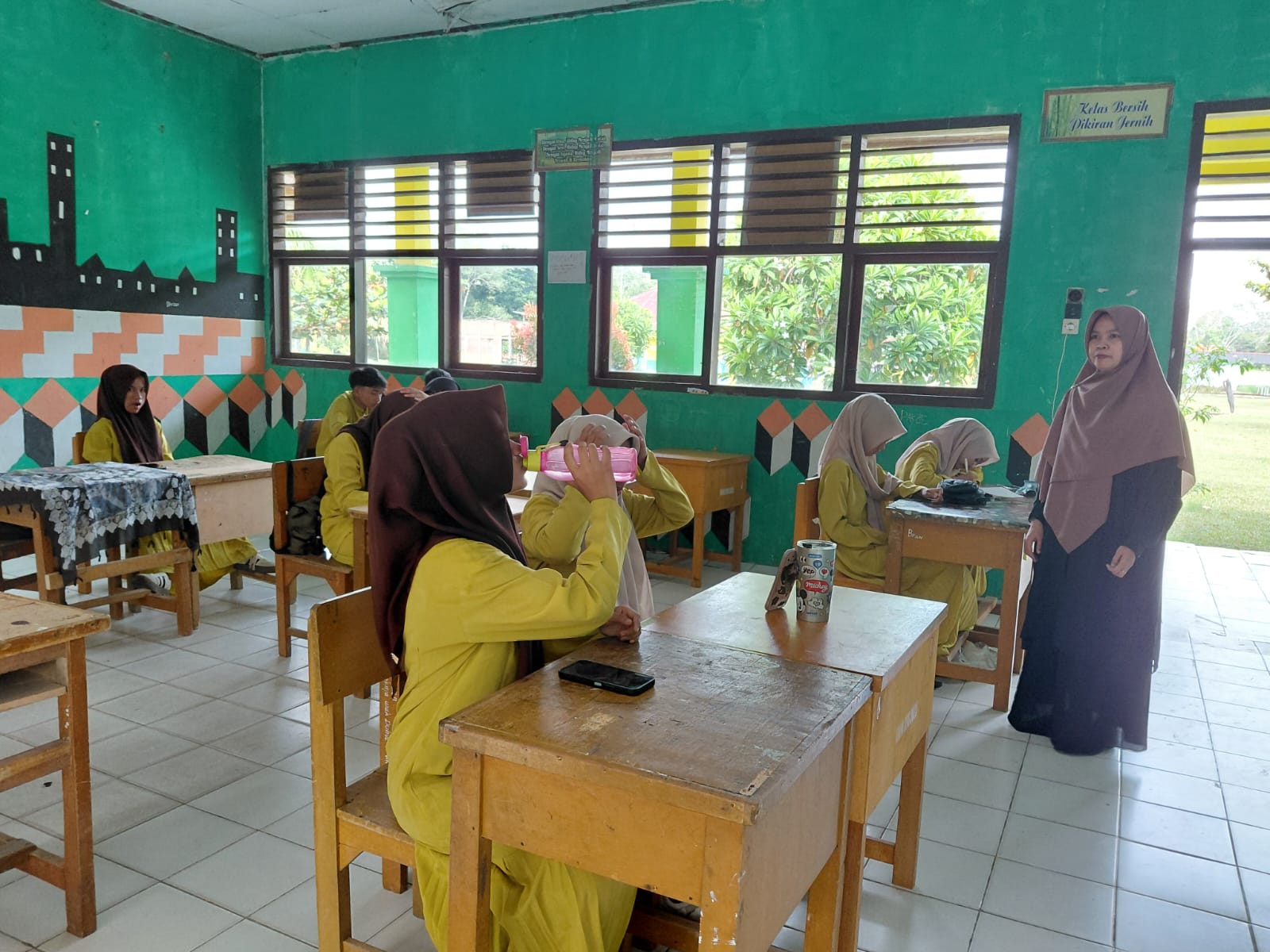 Cegah Anemia, Siswi MAN 3 Batang Hari Terima Tablet Tambah Darah.