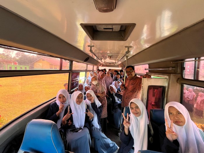 kepala Man 3 Batang Hari Secara Resmi Melepas Keberangkatan Siswa Siswi Dalam Kegiatan Kokurikuler.