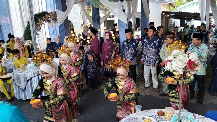 Sanggar Tari dan Budaya MAN 3 Batang Hari Tampil Memukau di Pernikahan Intan dan Bayu
