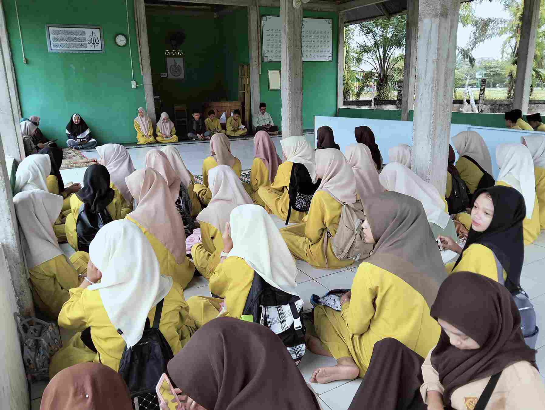 Tanamkan Budaya Religius Melalui Pembacaan Surah Yasin Berjamaah Tanamkan Budaya Religius Melalui Pembacaan Surah Yasin Berjamaah