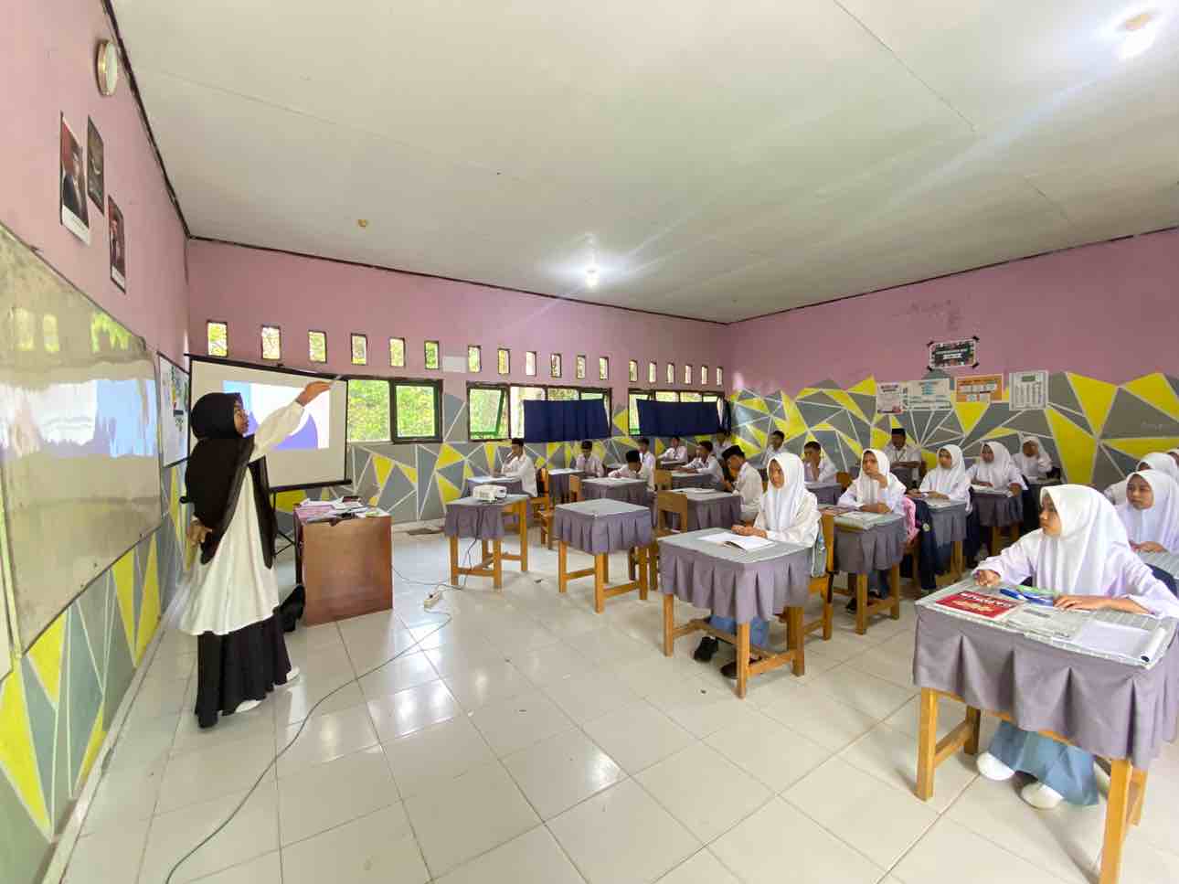 Sonya Yuda, S. Pd : Asah Konsentrasi dan Fokus Peserta Didik Melalui Ice Breaking Sonya Yuda, S. Pd : Asah Konsentrasi dan Fokus Peserta Didik Melalui Ice Breaking