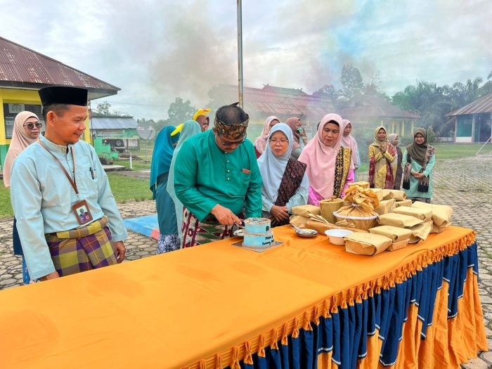 Wastra Nusantara, Pemotongan Kue, Penerbangan Balon, dan Tukar Kado Mewarnai  Hari Guru Nasional Di MAN 3 Batang Hari