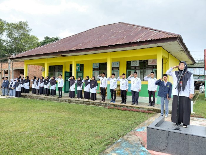 Upacara bendera hari senin di MAN 3 Batang Hari, ibu NURHIKMA S.pd Tekankan Tiga Kunci Sukses Belajar