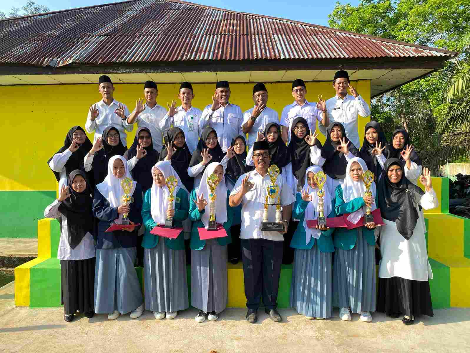 'Apresiasi Prestasi Peserta Didik, MAN 3 Batang Hari Gelar Ceremony Penyerahan Hadiah KSM dan Voli'