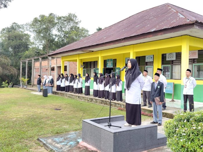 MAN 3 Batang Hari Gelar Upacara Bendera Rutin, Sebagai Pembina Ibu zulfa S.pd,i Tekankan Adab dan Sopan Santun