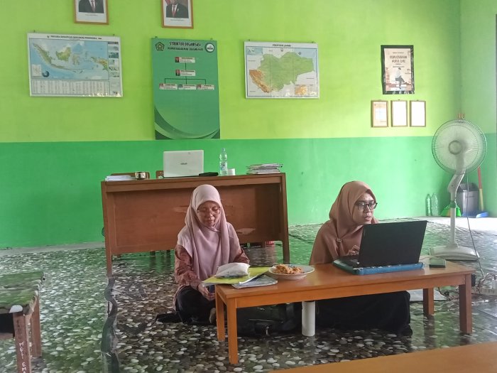 Seluruh Guru MAN 3 Batang Hari Sibuk Mempersiapkan Soal Ujian Semester Ganjil Tahun Ajaran 2025/2026