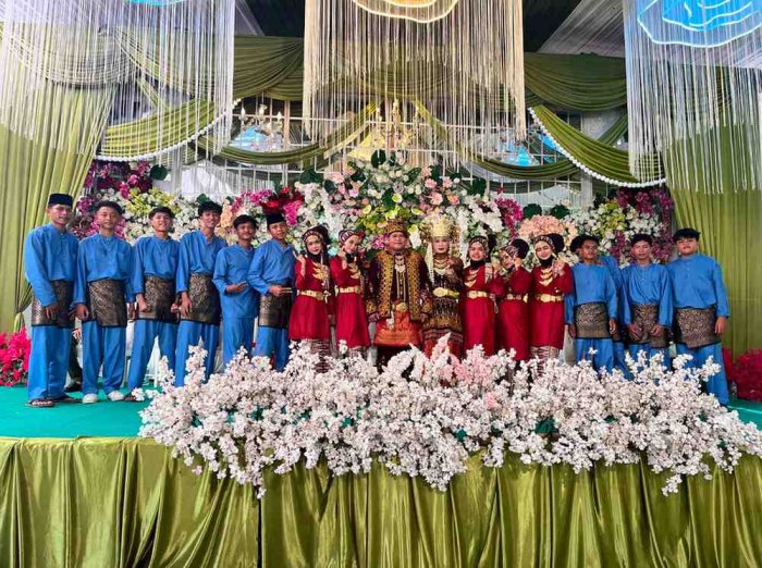 Kental Nuansa Budaya dan Islami, Az-Zukhruf serta Al Akhilla Meriahkan Resepsi Pernikahan Susi-Dofi Kental Nuansa Budaya dan Islami, Az-Zukhruf serta Al Akhilla Meriahkan Resepsi Pernikahan Susi-Dofi
