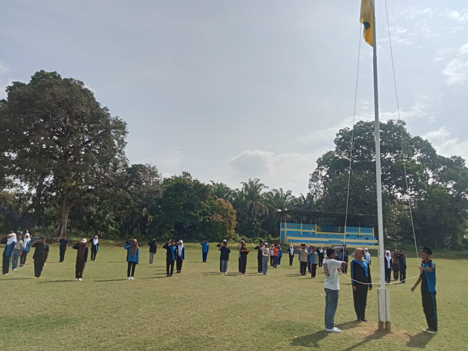 Peserta Didik MAN 3 Batang Hari Ikuti Latihan Paskibraka di Desa Pasar Terusan