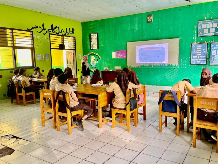 Kepala MAN 3 Batang Hari Laksanakan Supervisi Guru PLK Fisika di Kelas XA