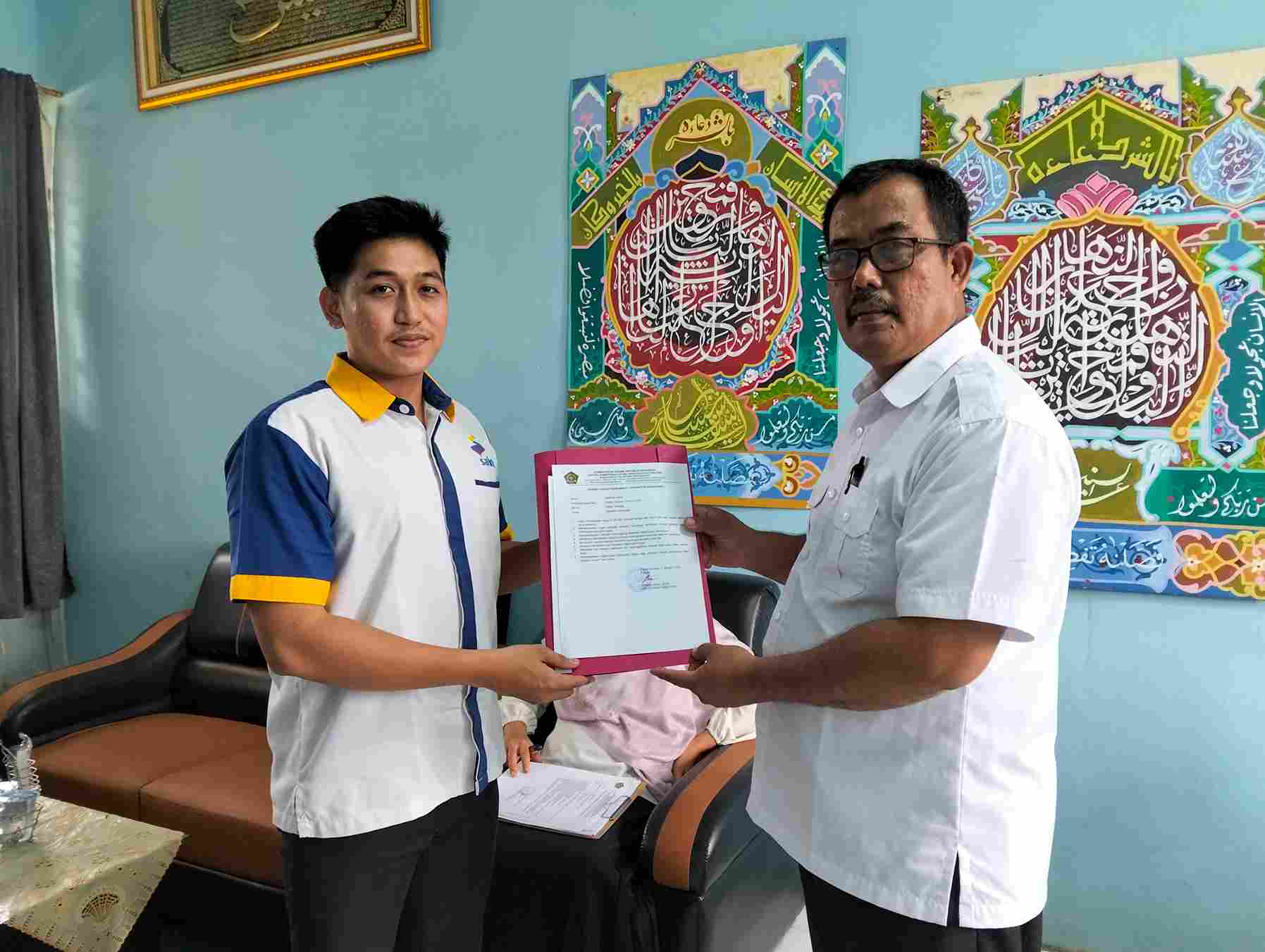 Kepala MAN 3 Batang Hari Serahkan SK PPNPN dan Uraian Tugas pada 6 Orang Tenaga Kependidikan