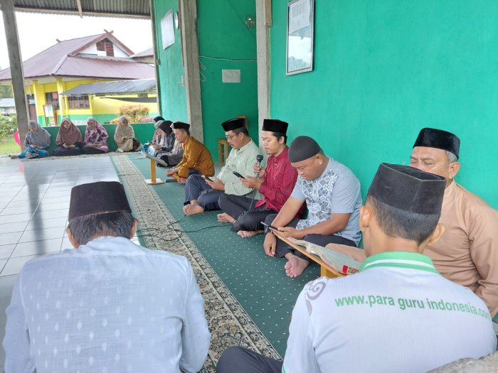 Hujan Tak Surutkan Semangat Warga MAN 3 Batang Hari khusyuk Baca Surat  AL- KAHFI