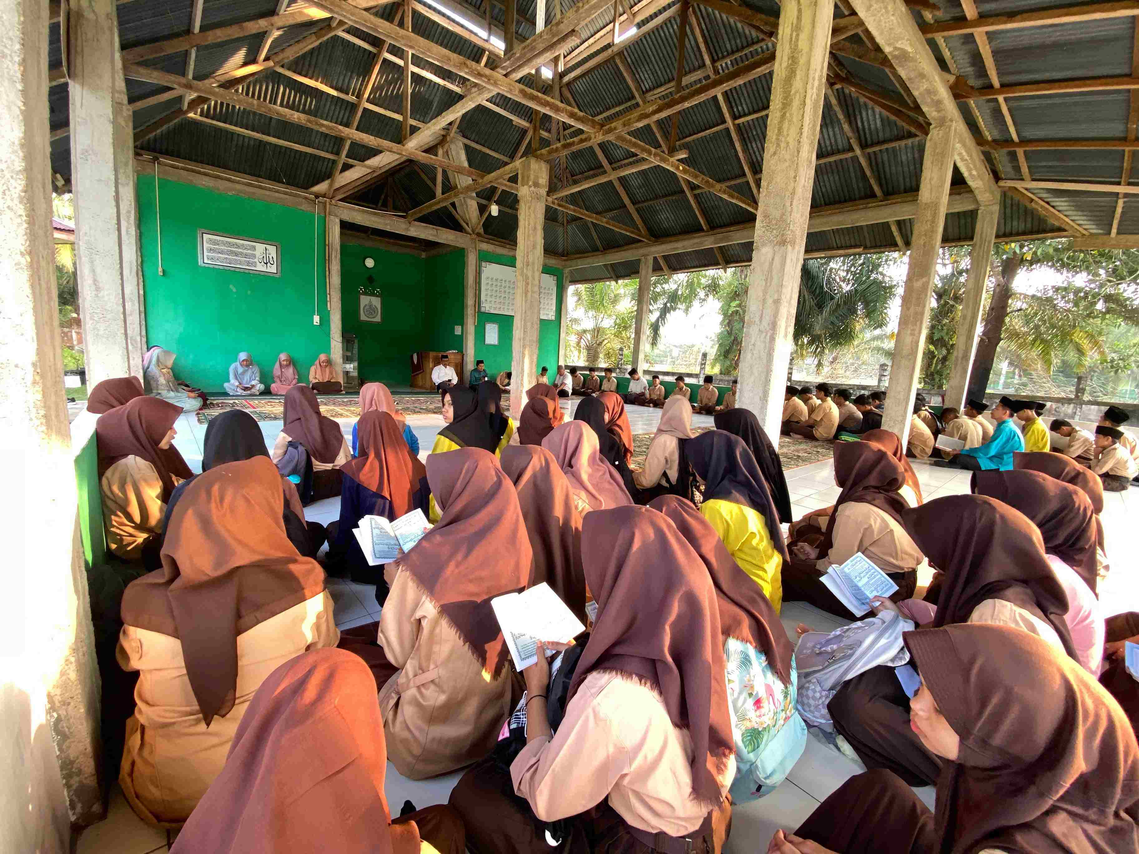 'MAN 3 Batang Hari : Bentuk Karakter Peserta Didik Melalui Kegiatan Pembiasaan Keagamaan, Pembacaan Yasin dan Doa Bersama'