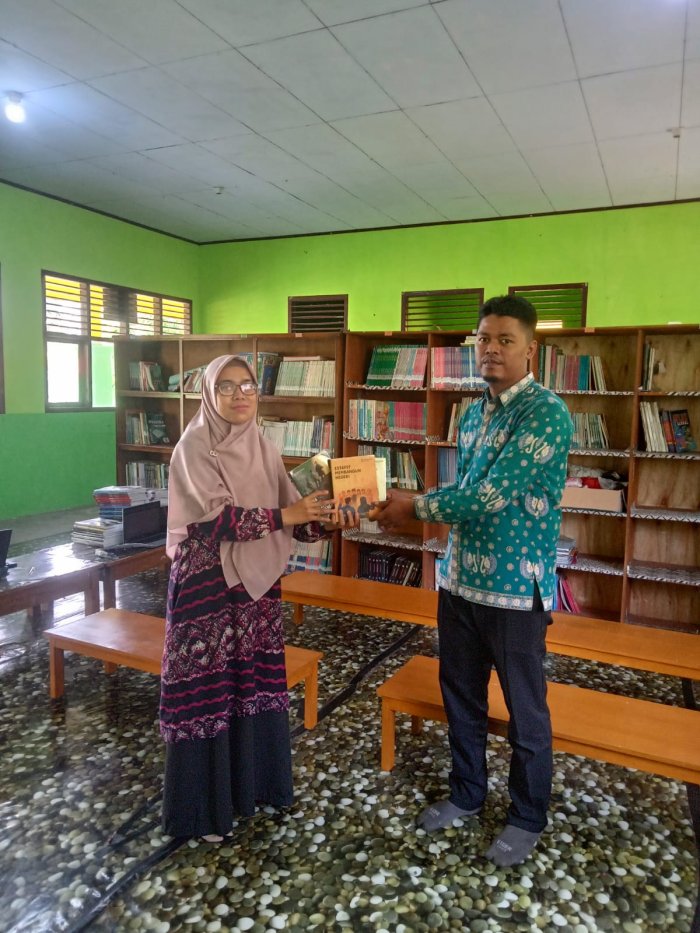 Perpustakaan Nurul Ilmi MAN 3 Batang Hari Terima Hibah Buku Antologi