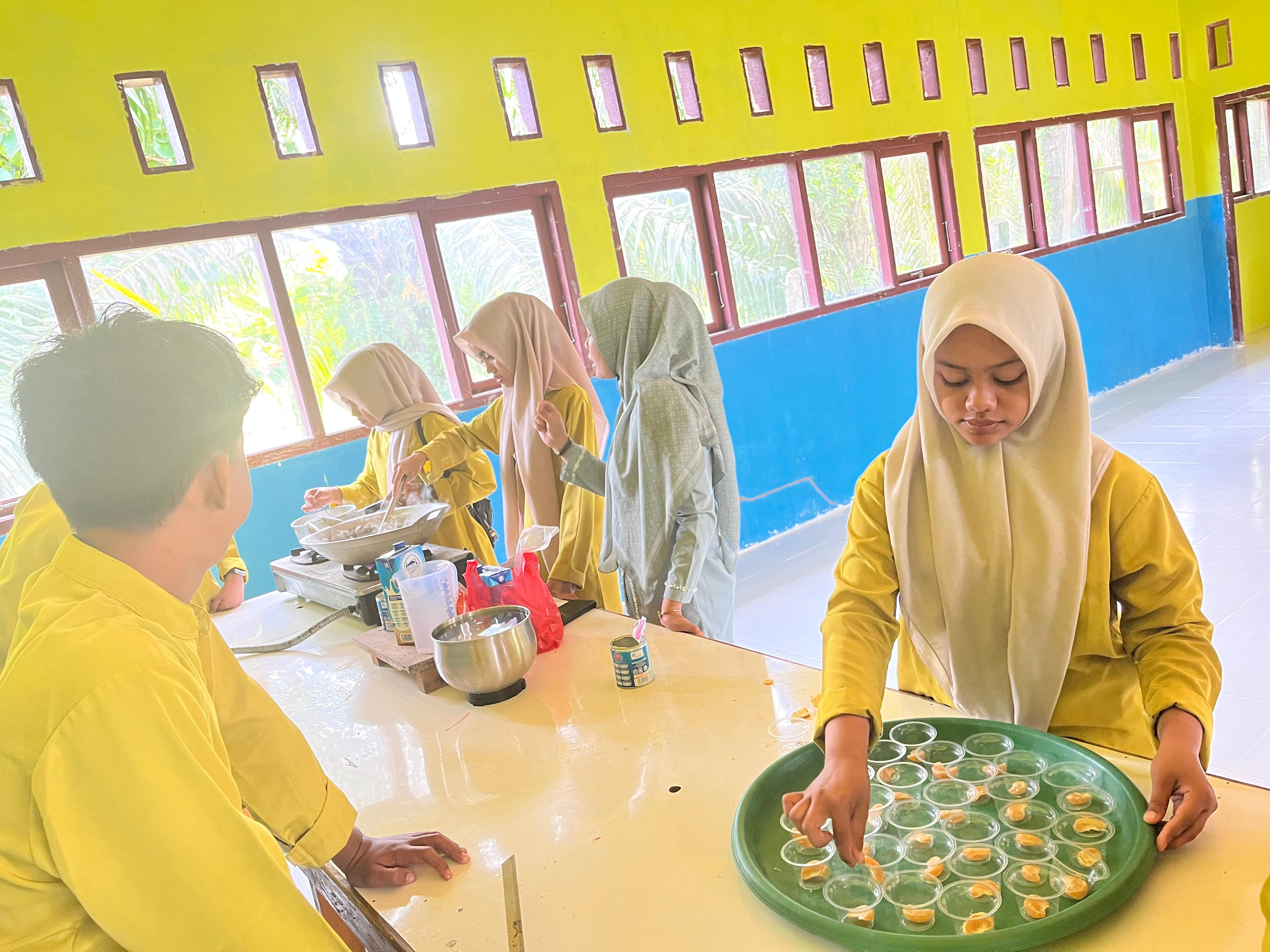 Siswa Kelas XI MAN 3 Batang Hari Gelar Praktik Tata Boga dengan Menu Puding Susu