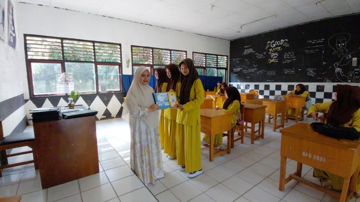 Murid MAN 3 Batang Hari Antusias Terima Rapor, Meiza Aulia Raih Juara Umum Murid MAN 3 Batang Hari Antusias Terima Rapor, Meiza Aulia Raih Juara Umum