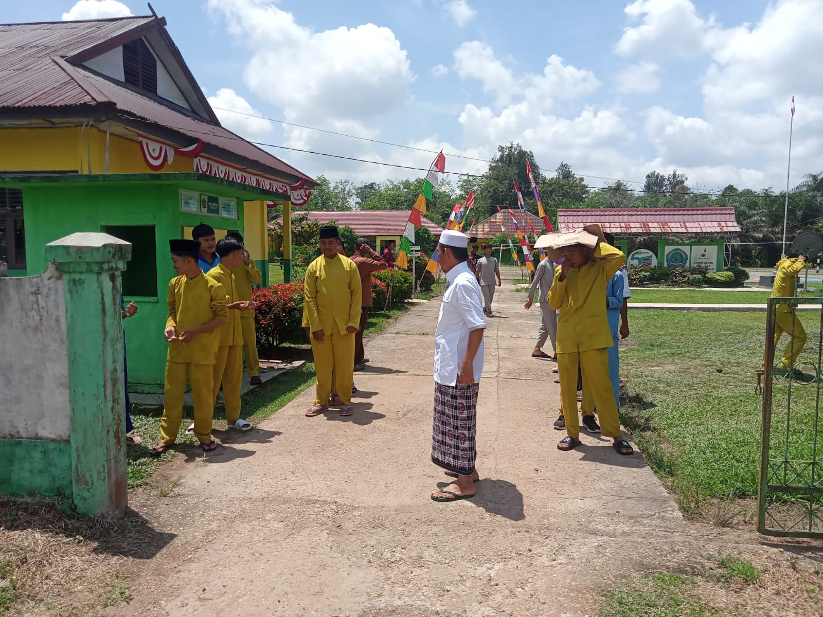 Pembinaan Rohani, Siswa MAN 3 Batang Hadiri Sholat Jumat Berjalan Kaki ke Masjid Al Kautsar