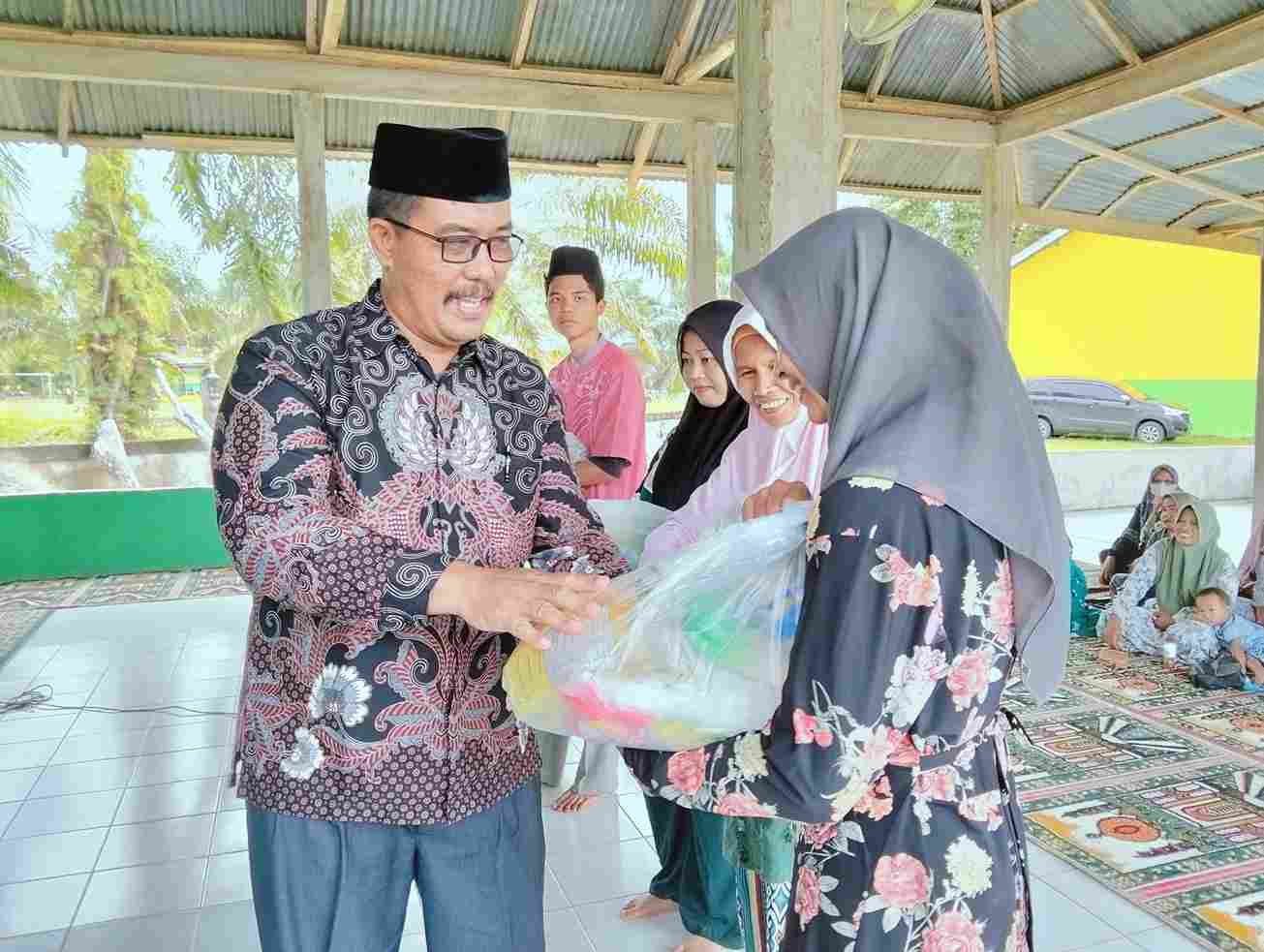 Madrasah Peduli Madrasah Berbagi, MAN 3 Batang Hari Salurkan Bantuan Bagi Korban Banjir