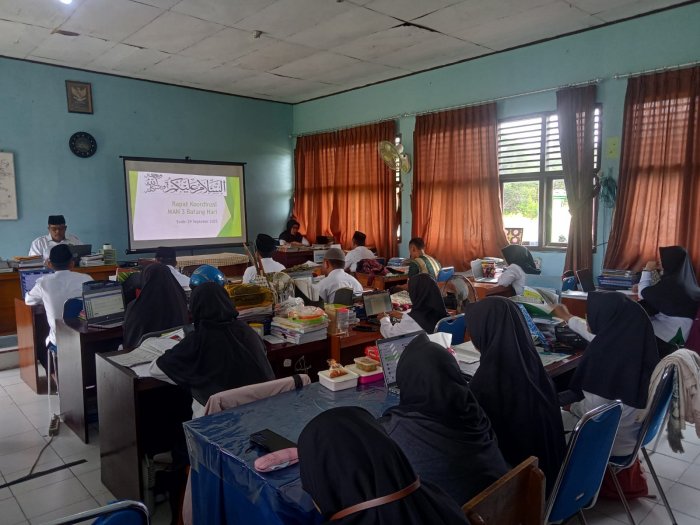 MAN 3 Batang Hari Adakan Rapat Pembinaan Guru dan Pegawai serta Pembentukan Zona Integritas