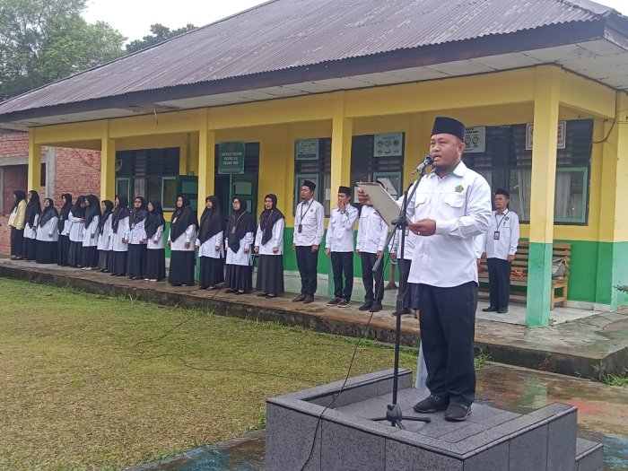 MAN 3 Batang Hari Gelar Upacara Rutin dengan Amanat Bermakna MAN 3 Batang Hari Gelar Upacara Rutin dengan Amanat Bermakna