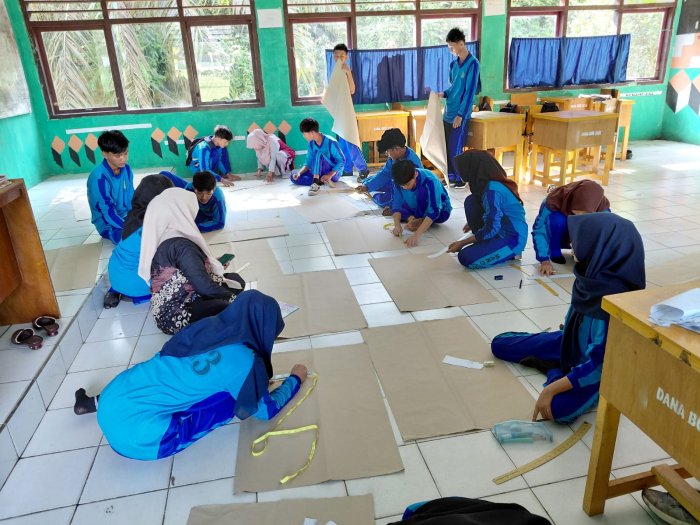 Dari Teori ke Praktik, XlA Belajar Membuat Pola Baju Kurung