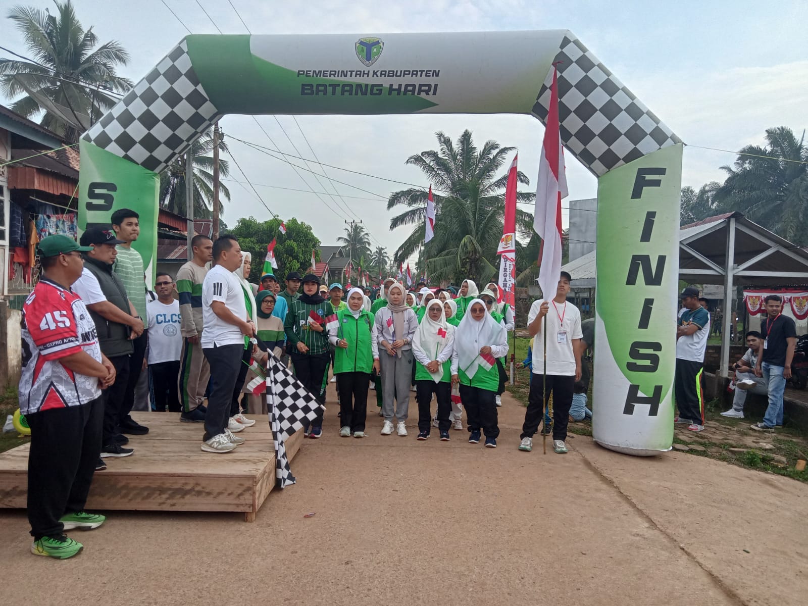 MAN 3 Batang Hari Meriahkan Jalan Santai dan Senam Sehat di Pasar Terusan