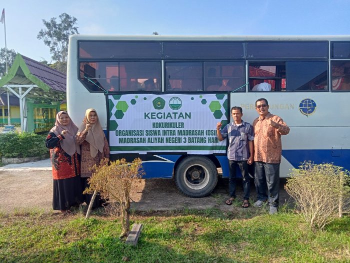 Kepala MAN 3 Batang Hari Secara Resmi Melepas Siswa Siswi Dalam Kegiatan Kokurikuler.