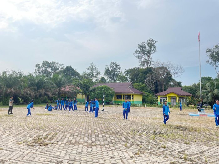 Waka Kesiswaan MAN 3 Batang Hari Supervisi Guru PJOK Bahas Materi Permainan Rounders