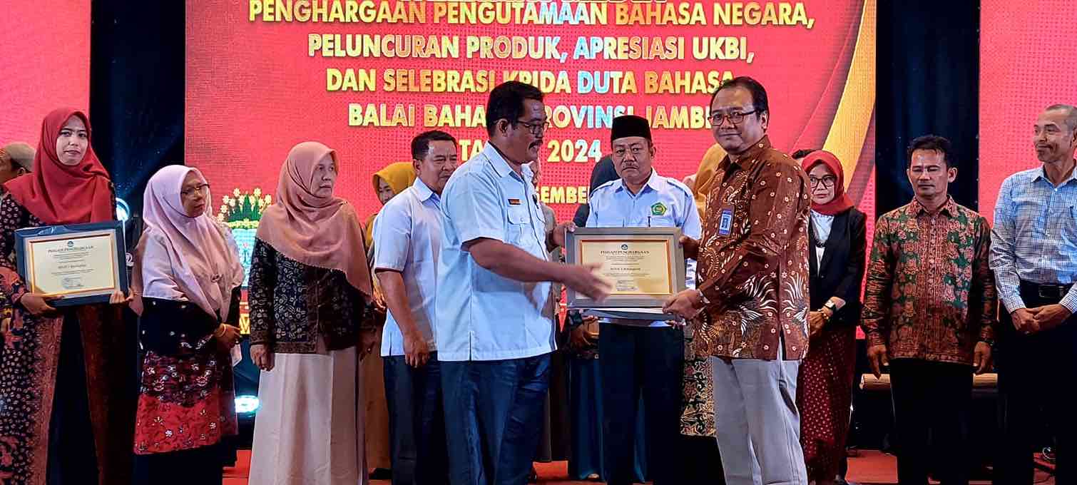 Terima Penghargaan Atas Partisipasi Penggunaan Bahasa Negara di Ruang Publik, MAN 3 Batang Hari Komitmen Terus Berbenah Diri