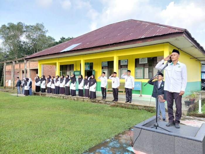 Melalui Upacara Rutin, MAN 3 Batang Hari Gaungkan Hidup Sehat Dengan Berolahraga Melalui Upacara Rutin, MAN 3 Batang Hari Gaungkan Hidup Sehat Dengan Berolahraga
