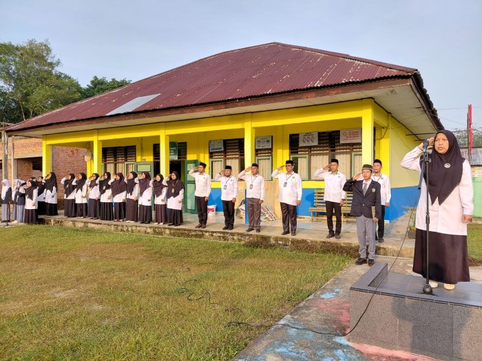 MAN 3 Batang Hari Laksanakan Upacara Senin, Tekankan Pentingnya Disiplin untuk Meraih Kesuksesan