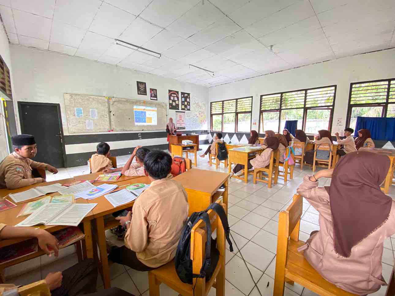 ‘Sherly Apriyani, “EduGames†: Inovasi Baru dalam Proses Pembelajaran’ ‘Sherly Apriyani, “EduGames†: Inovasi Baru dalam Proses Pembelajaran’