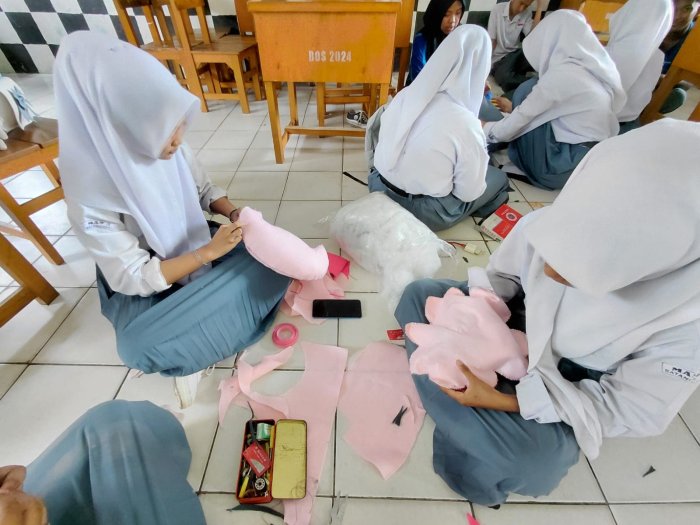 MAN 3 Batang Hari Gelar Ujian Praktik Tata Busana, Siswa Berkreasi Membuat Hiasan Dinding MAN 3 Batang Hari Gelar Ujian Praktik Tata Busana, Siswa Berkreasi Membuat Hiasan Dinding