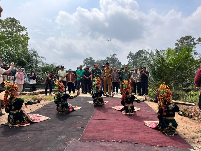 Tim Tari Az Zukhruf dan Al Akilla MAN 3 Batang Hari Semarakkan Peresmian Jembatan Bailey Garuda Merah Putih Tim Tari Az Zukhruf dan Al Akilla MAN 3 Batang Hari Semarakkan Peresmian Jembatan Bailey Garuda Merah Putih